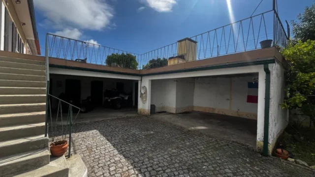 Jardim espaçoso da moradia em Viana do Castelo com terreno
