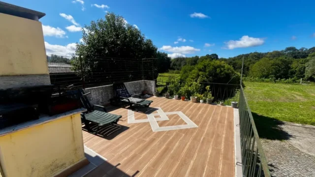 Jardim espaçoso da moradia em Viana do Castelo com terreno