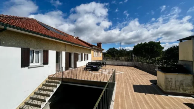 Jardim espaçoso da moradia em Viana do Castelo com terreno