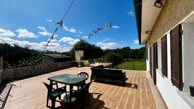 Jardim espaçoso da moradia em Viana do Castelo com terreno